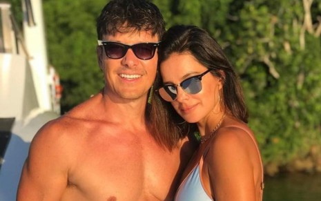Rodrigo Faro e Vera Viel lado a lado, abraçados, ele sem camisa e ela de biquíni