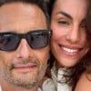 Rodrigo Santoro e Mel Fronckowiak estão lado a lado, abraçados