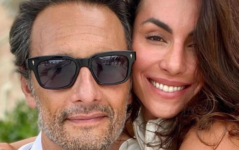 Rodrigo Santoro e Mel Fronckowiak estão lado a lado, abraçados