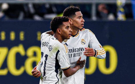Rodrygo e Jude Bellingham comemoram abraçados gol do Real Madrid
