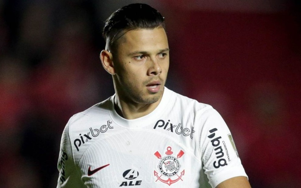 Romero usa uniforme branco do Corinthians em jogo do Campeonato Brasileiro 2023