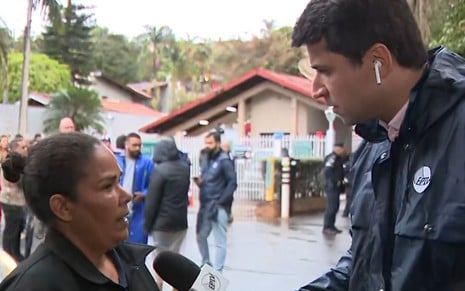 Foto de mulher sendo entrevistada por repórter da Globo