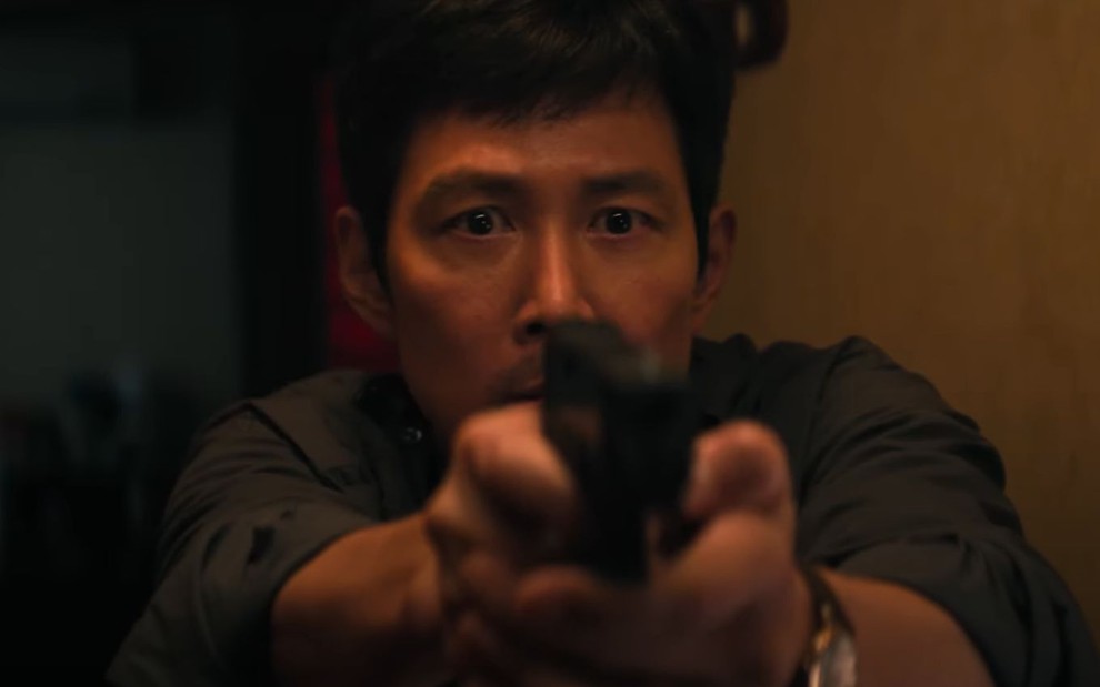 Seong Gi-hun (Lee Jung-jae) aponta arma em trailer de Round 6