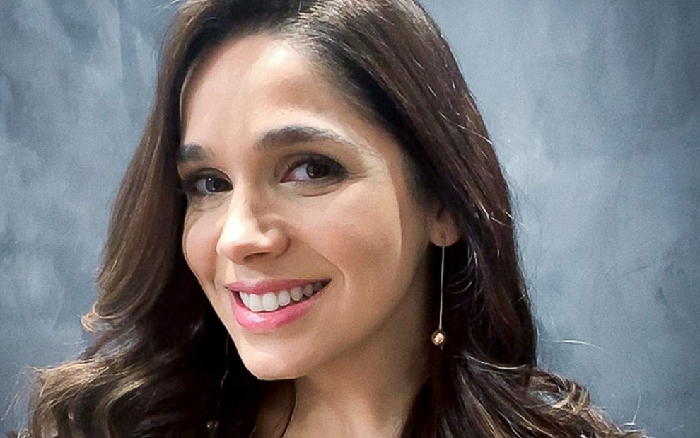 Sabrina Petraglia em foto de divulgação da Globo, sorrindo