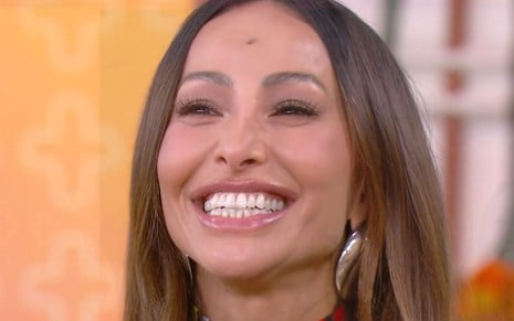 Sabrina Sato sorridente no Mais Você