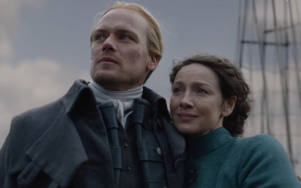 Jamie Fraser (Sam Heughan) e Claire (Caitriona Balfe) estão lado a lado e olham para o horizonte em Outlander