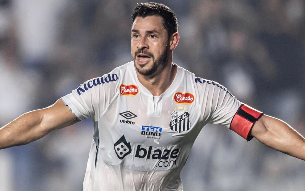 Giuliano, do Santos, comemora gol e veste uniforme branco com detalhes em preto