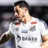 Giuliano, do Santos, veste uniforme branco com detalhes pretos durante partida da equipe