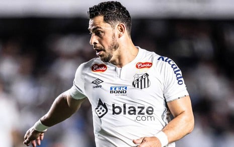 Giuliano, do Santos, veste uniforme branco com detalhes pretos durante partida da equipe