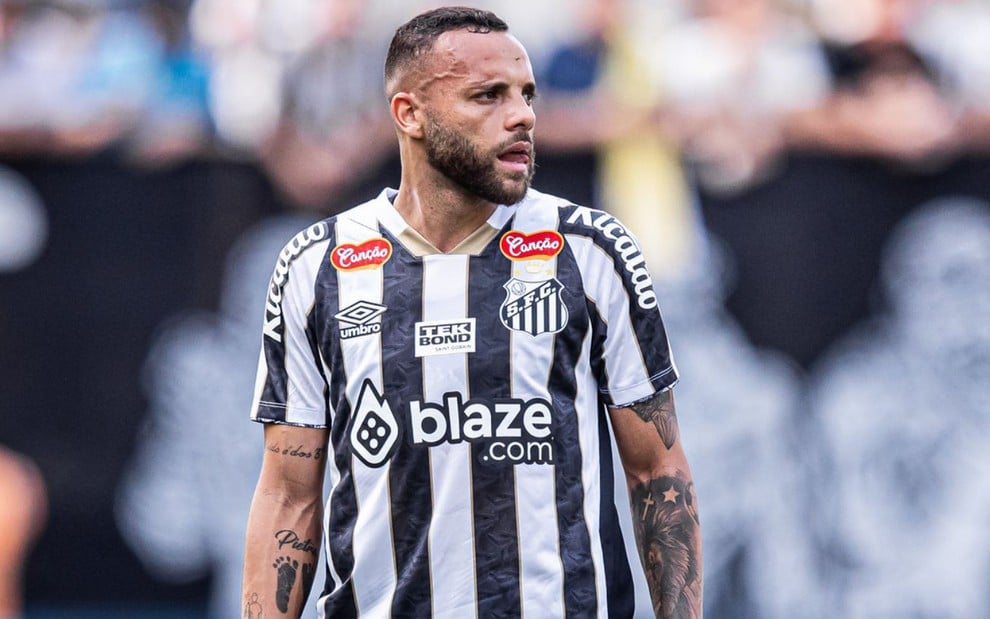 Guilherme, do Santos, veste uniforme listrado em branco e preto durante partida da equipe