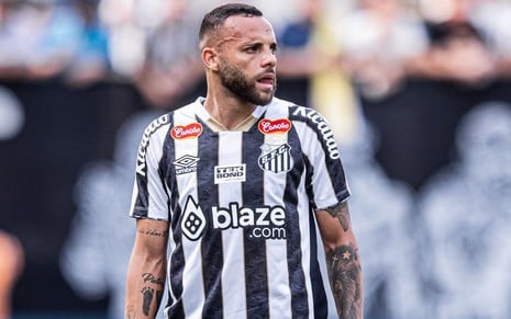 Guilherme, do Santos, veste uniforme listrado em branco e preto durante partida da equipe