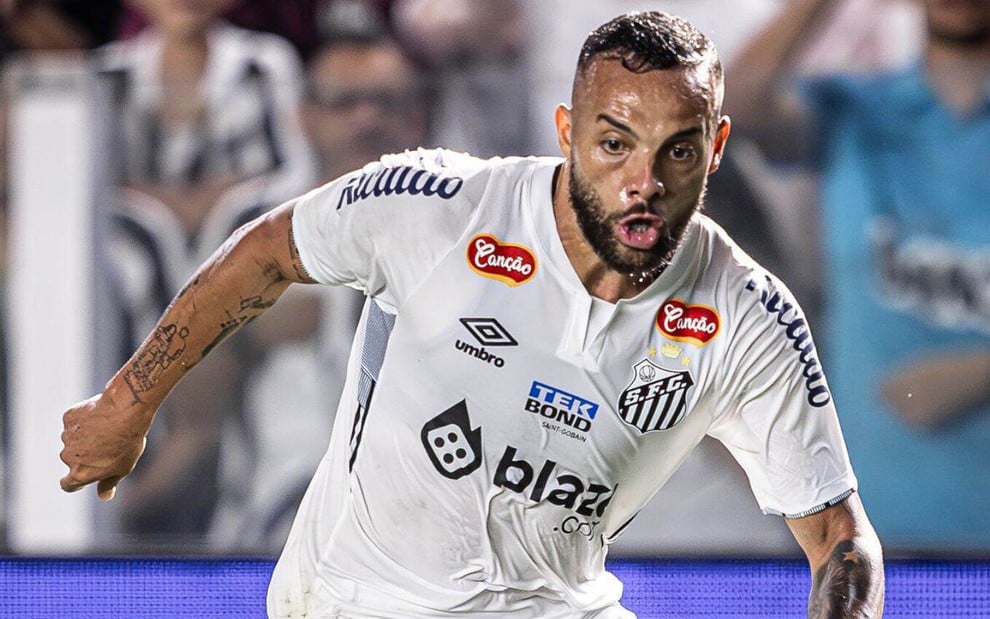 Guilherme, do Santos, veste uniforme branco com detalhes pretos durante partida da equipe