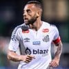 Guilherme, do Santos, veste uniforme branco com detalhes pretos durante partida da equipe