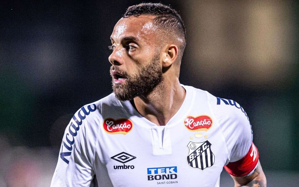 Guilherme, do Santos, veste uniforme branco com detalhes pretos durante partida da equipe