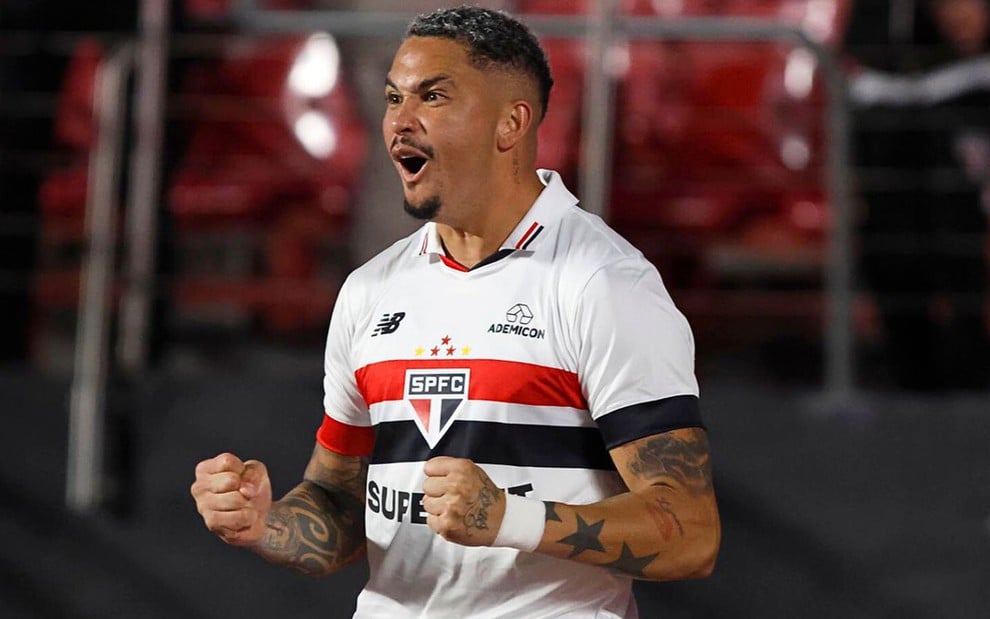 Luciano, do São Paulo, comemora gol e veste uniforme branco com detalhes vermelhos e pretos