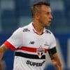 Rafinha, do São Paulo, veste uniforme branco com detalhes em vermelho e preto durante partida