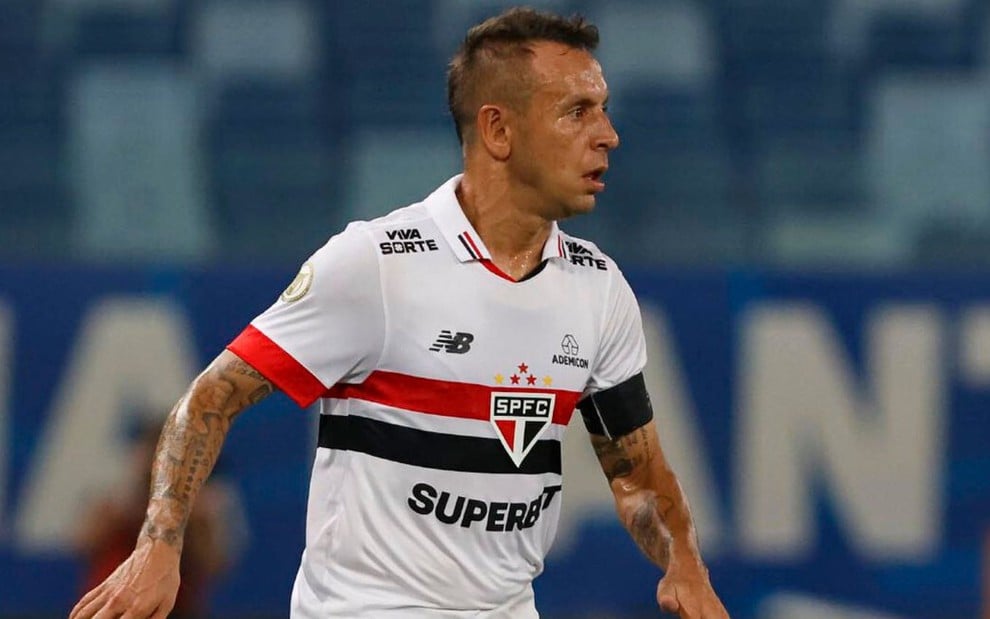 Rafinha, do São Paulo, veste uniforme branco com detalhes em vermelho e preto durante partida