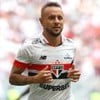 Rafinha, do São Paulo, veste uniforme branco com detalhes em vermelho e preto durante partida