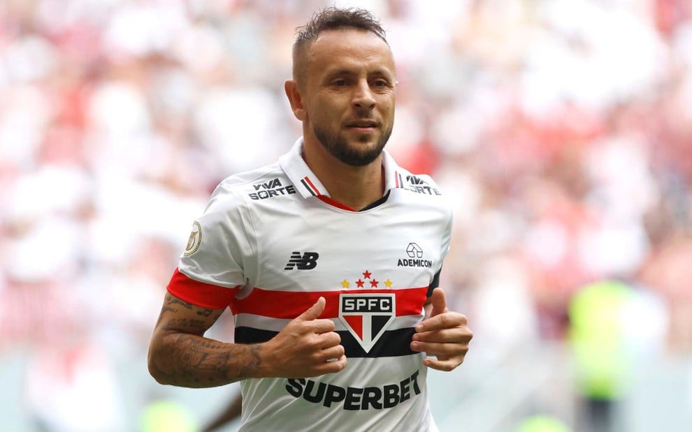 Rafinha, do São Paulo, veste uniforme branco com detalhes em vermelho e preto durante partida