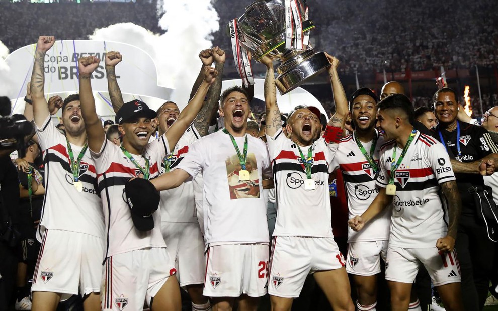 Jogadores do São Paulo vibram enquanto comemoram título da Copa do Brasil