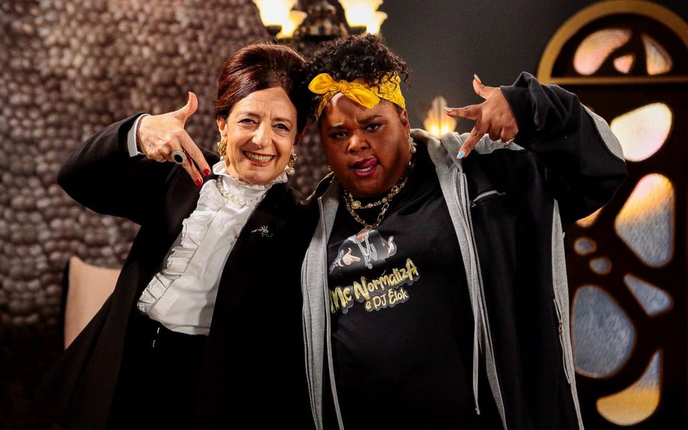 Clarice Niskier e Polly Marinho fazem pose com as mãos para foto no cenário de A Caverna Encantada