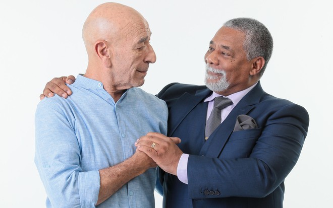 Hélio (Luiz Guilherme) e Leandro (Guilherme Sant'Anna) em cena de A Infância de Romeu e Julieta