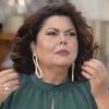 Fabiana Karla parece respirar fundo e tem expressão concentrada no Bake Off Brasil