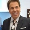 Silvio Santos posa sorridente em seu camarim no SBT