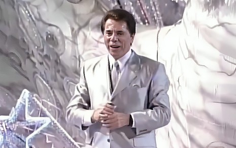 Com terno prateado, Silvio Santos está em carro alegórico da Tradição em 2001