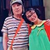 Chaves (Roberto Bolaños) está abraçado com Chiquinha (Maria Antonieta de las Neves)  no seriado Chaves