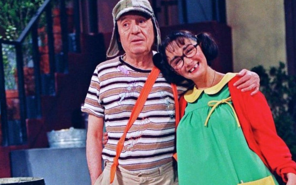 Chaves (Roberto Bolaños) está abraçado com Chiquinha (Maria Antonieta de las Neves)  no seriado Chaves