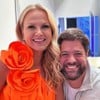 Eliana Michaelichen sorri em seu camarim, com o diretor Ariel Jacobowitz agachado ao seu lado