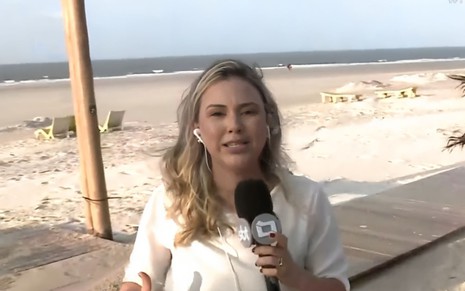 Foto de Jéssica Lima com um microfone com o símbolo do SBT em uma praia de São Luís