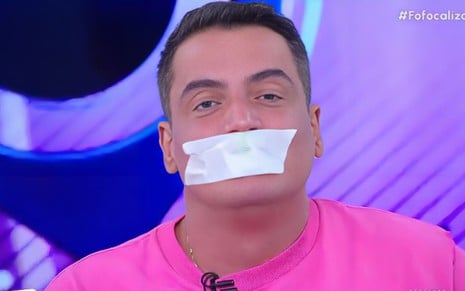 Leo Dias com um esparadrapo na boca