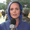 A repórter Lu Kohlmann com uma capa de chuva durante entrada no Fofocalizando