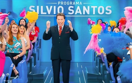 Silvio Santos está animado no auditório do seu programa no SBT