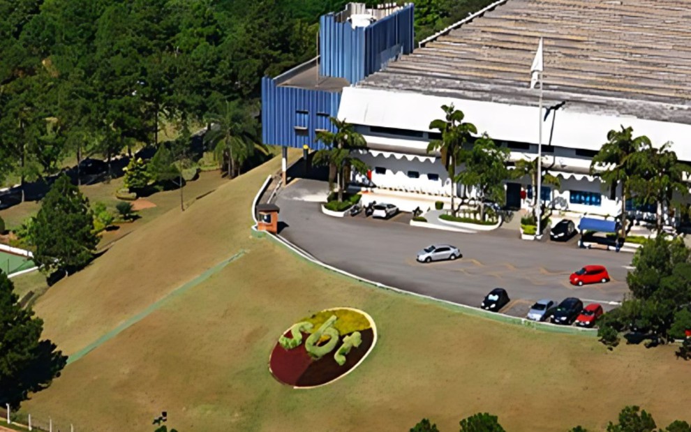 Vista aérea do Complexo Anhanguera, em que se vê a logo do SBT
