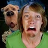 Scooby-Doo e Salsicha (Matthew Lillard) têm expressões de medo em cena de Scooby-Doo 2: Monstros à Solta