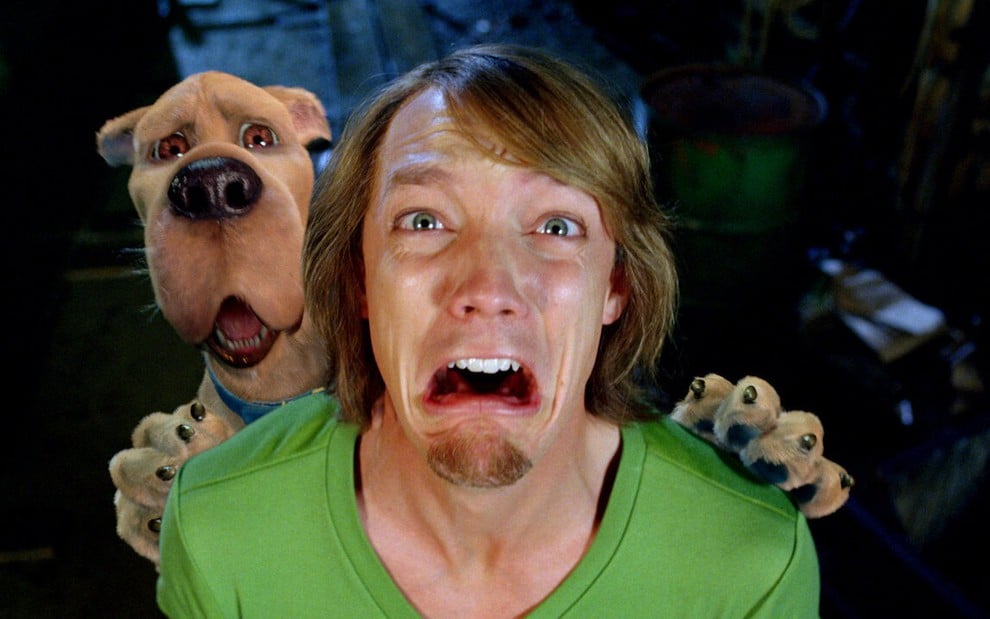 Scooby-Doo e Salsicha (Matthew Lillard) têm expressões de medo em cena de Scooby-Doo 2: Monstros à Solta