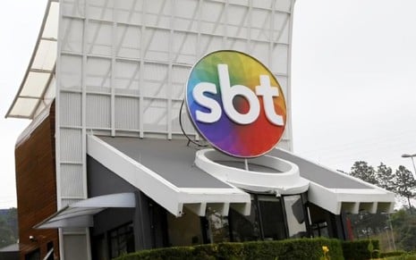 Placa do SBT em sede da emisora em Osasco, São Paulo