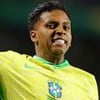 Rodrygo, da Seleção Brasileira, comemora gol e veste uniforme amarelo com detalhes verdes