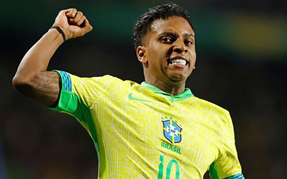 Rodrygo, da Seleção Brasileira, comemora gol e veste uniforme amarelo com detalhes verdes