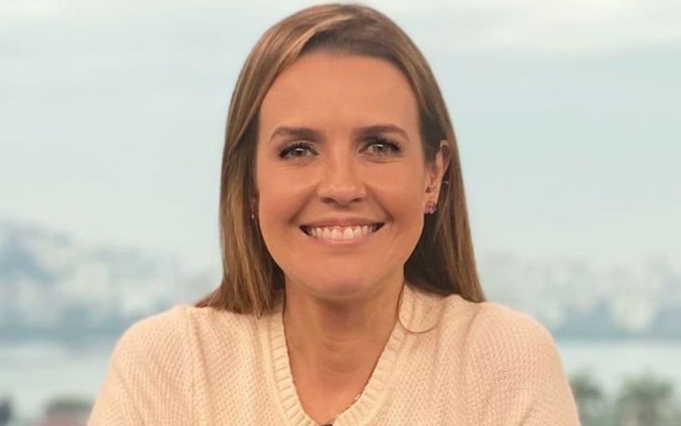 Silvana Ramiro, uma das âncoras do Bom Dia Rio, está sorrindo