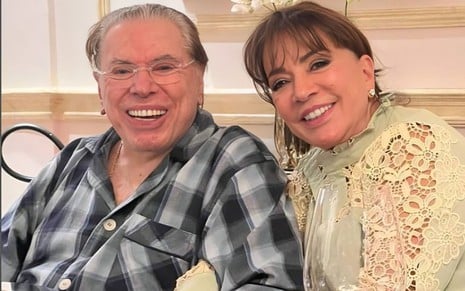 Silvio Santos e Íris Abravanel estão abraçados e sorridentes