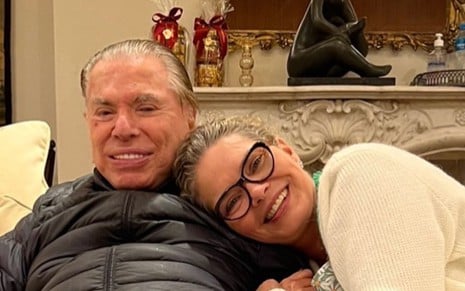 Silvio Santos, de cabelos brancos, é abraçado pela filha Cintia Abravanel