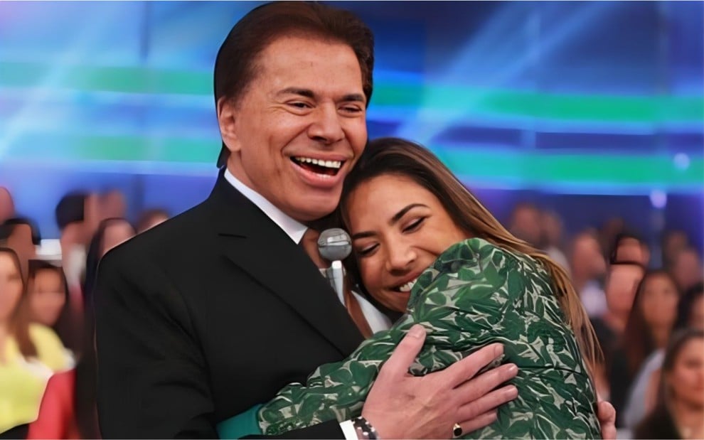 Silvio Santos e Patrícia Abravanel abraçados no Programa Silvio Santos, no SBT