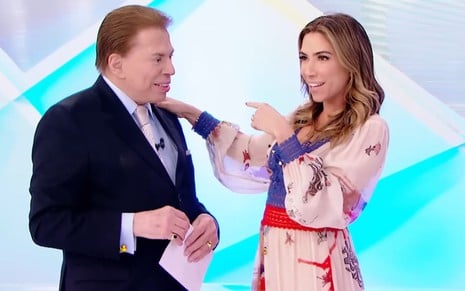 Foto mostra Silvio Santos ao lado da filha, Patricia Abravanel