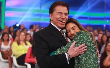 Silvio Santos recebe abraço de Patricia Abravanel durante programa