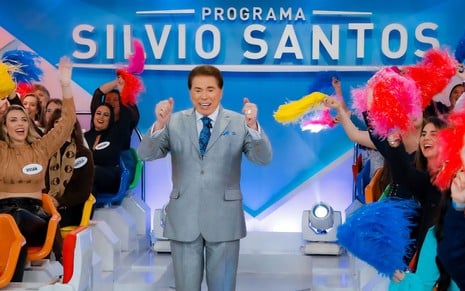 Silvio Santos entre a plateia do Programa Silvio Santos