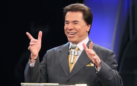 Silvio Santos no Show do Milhão, que apresentou no início dos anos 2000; ele veste terno e gravata